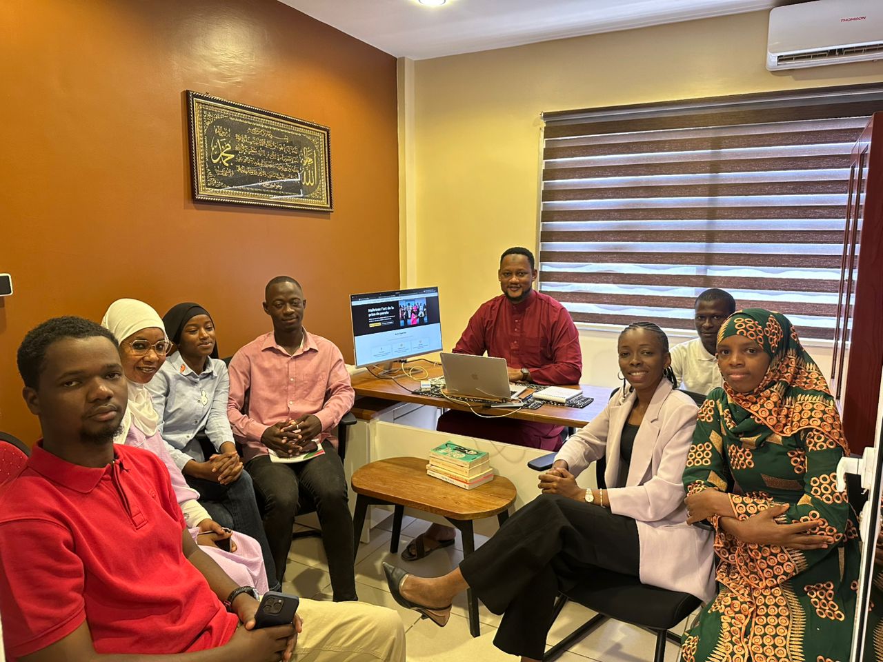 Visite de courtoisie et de reconnaissance : l’Amicale des Étudiants Guinéens reçue au cabinet NECOM par le Directeur Général Thierno Hamidou Bah
